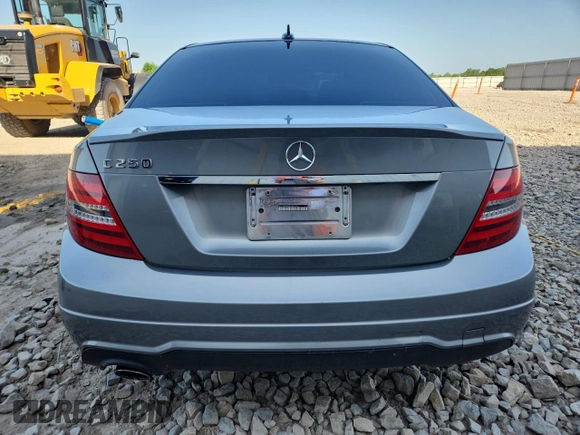 2013 Mercedes-Benz C 250 Sport z VIN WDDGF4HB6DA800964, wystawiony jako Copart lot #61640375 z przebiegiem 151 720 mil mil oraz Nie do naprawy • Non repairable. Historia ofert i sprzedaży dostępna na DreamBid. Obrazek 6.