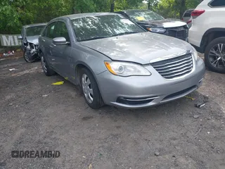 2014 Chrysler 200 LX z VIN 1C3CCBAB6EN211217, wystawiony jako IAAI lot #42169450 z przebiegiem 97 948 mil mil oraz . Historia ofert i sprzedaży dostępna na DreamBid. Obrazek 1.