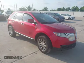 2011 Lincoln MKX z VIN 2LMDJ6JKXBBJ00173, wystawiony jako IAAI lot #42303362 z przebiegiem 156 965 mil mil oraz . Historia ofert i sprzedaży dostępna na DreamBid. Obrazek 1.
