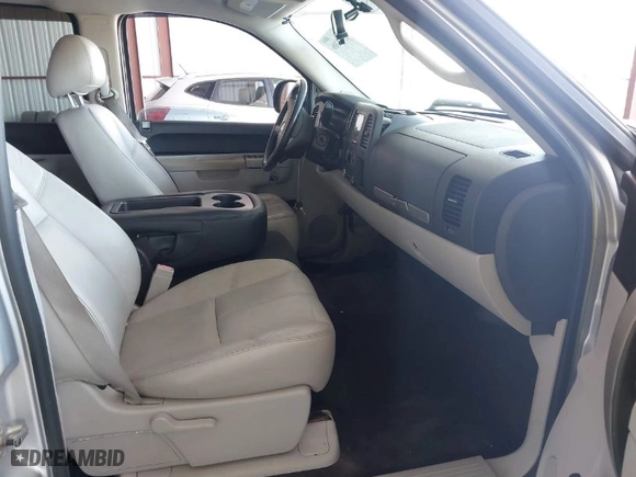 2010 Chevrolet Silverado 1500 LT with VIN 3GCRKSE31AG258718, listed as a IAAI auction lot 42061306 with 220,656 mi miles. Bid and sale history available at carsss.com. Image 5.