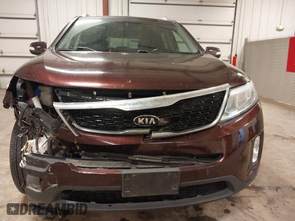 2014 Kia Sorento LX z VIN 5XYKTCA67EG541133, wystawiony jako IAAI lot #42335504 z przebiegiem 83 584 mil mil oraz . Historia ofert i sprzedaży dostępna na DreamBid. Obrazek 6.