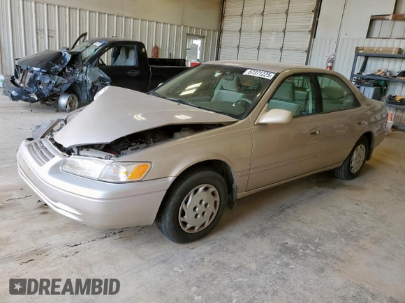 1999 Toyota Camry LE z VIN 4T1BG22K3XU392937, wystawiony jako Copart lot #57371225 z przebiegiem 187 793 mil mil oraz Szkoda całkowita • Salvage title. Historia ofert i sprzedaży dostępna na DreamBid. Obrazek 1.