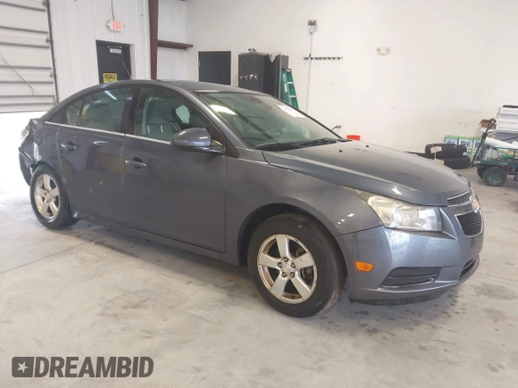 2014 Chevrolet Cruze 1LT z VIN 1G1PC5SB4E7140559, wystawiony jako IAAI lot #42622597 z przebiegiem 127 756 mil mil oraz . Historia ofert i sprzedaży dostępna na DreamBid. Obrazek 1.