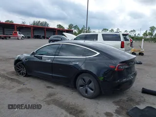 2018 Tesla Model 3 Long Range Battery z VIN 5YJ3E1EA2JF156808, wystawiony jako IAAI lot #42160829 z przebiegiem 106 258 mil mil oraz . Historia ofert i sprzedaży dostępna na DreamBid. Obrazek 3.
