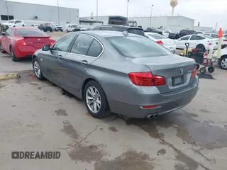 2016 BMW 5 Series 528i z VIN WBA5A5C59GG352743, wystawiony jako IAAI lot #41796478 z przebiegiem 81 844 mil mil oraz . Historia ofert i sprzedaży dostępna na DreamBid. Obrazek 3.