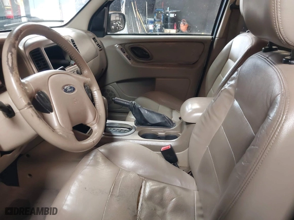 2005 Ford Escape Limited with VIN 1FMYU94195KB62327, listed as a IAAI auction lot 41910709 with 116,086 mi miles. Bid and sale history available at carsss.com. Image 5.
