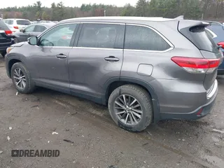 2019 Toyota Highlander SE z VIN 5TDJZRFH0KS584881, wystawiony jako IAAI lot #42016362 z przebiegiem 65 704 mil mil oraz . Historia ofert i sprzedaży dostępna na DreamBid. Obrazek 14.