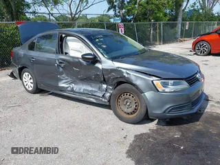 2014 Volkswagen Jetta S z VIN 3VW2K7AJ3EM221290, wystawiony jako IAAI lot #42310867 z przebiegiem 118 062 mil mil oraz . Historia ofert i sprzedaży dostępna na DreamBid. Obrazek 1.