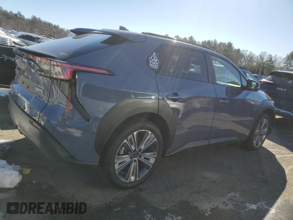 2023 Subaru Solterra Premium z VIN JTMABABA5PA019352, wystawiony jako Copart lot #43404604 z przebiegiem 9 903 mil mil oraz . Historia ofert i sprzedaży dostępna na DreamBid. Obrazek 3.