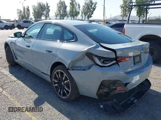 2024 BMW i4 M50 z VIN WBY33AW06RFS45489, wystawiony jako IAAI lot #41981614 z przebiegiem 35 713 mil mil oraz . Historia ofert i sprzedaży dostępna na DreamBid. Obrazek 3.
