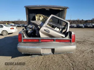 1997 Lincoln Town Car Signature z VIN 1LNLM82W5VY758132, wystawiony jako Copart lot #42643405 z przebiegiem Nie podano mil oraz Szkoda całkowita • Salvage title. Historia ofert i sprzedaży dostępna na DreamBid. Obrazek 6.