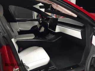 2022 Tesla Model S Plaid z VIN 5YJSA1E61NF471785, wystawiony jako IAAI lot #42208101 z przebiegiem Nie podano mil oraz . Historia ofert i sprzedaży dostępna na DreamBid. Obrazek 5.