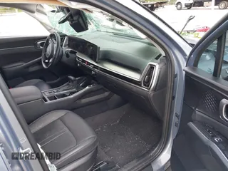 2024 Kia Sorento S z VIN 5XYRL4JC0RG295445, wystawiony jako IAAI lot #41989500 z przebiegiem 6 583 mil mil oraz . Historia ofert i sprzedaży dostępna na DreamBid. Obrazek 5.