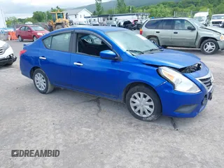 2015 Nissan Versa SV z VIN 3N1CN7AP8FL809702, wystawiony jako IAAI lot #42333810 z przebiegiem 164 706 mil mil oraz . Historia ofert i sprzedaży dostępna na DreamBid. Obrazek 1.