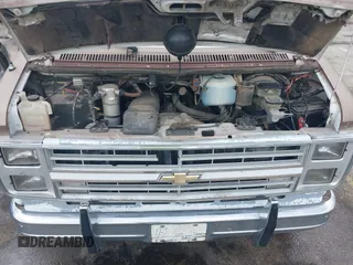 1989 Chevrolet Chevy Van z VIN 1GBEG25K3K7108022, wystawiony jako IAAI lot #42105947 z przebiegiem 51 822 mil mil oraz . Historia ofert i sprzedaży dostępna na DreamBid. Obrazek 10.