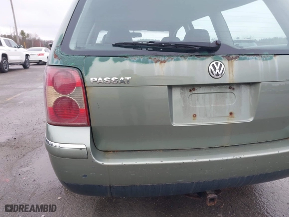2002 Volkswagen Passat GLX with VIN WVWYH63BX2E208839, listed as a IAAI auction lot 42018138 with 192,648 mi miles. Bid and sale history available at carsss.com. Image 6.