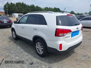 2014 Kia Sorento LX z VIN 5XYKTCA63EG524801, wystawiony jako IAAI lot #42471876 z przebiegiem 143 319 mil mil oraz . Historia ofert i sprzedaży dostępna na DreamBid. Obrazek 3.