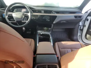 2023 Audi e-tron Premium Plus z VIN WA1LAAGE2PB016954, wystawiony jako Copart lot #87949115 z przebiegiem 31 575 mil mil oraz Szkoda całkowita • Salvage title. Historia ofert i sprzedaży dostępna na DreamBid. Obrazek 8.