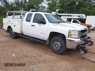 2010 Chevrolet Silverado 3500HD z VIN 1GB5KZBK7AZ252039, wystawiony jako IAAI lot #42203910 z przebiegiem 379 973 mil mil oraz . Historia ofert i sprzedaży dostępna na DreamBid. Obrazek 1.