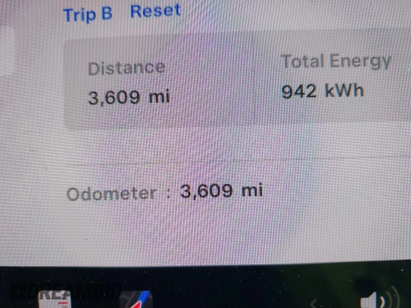 2025 Tesla Model 3 Long Range z VIN 5YJ3E1EBXSF913691, wystawiony jako IAAI lot #41699545 z przebiegiem 3 609 mil mil oraz . Historia ofert i sprzedaży dostępna na DreamBid. Obrazek 15.