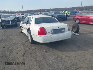 2003 Lincoln Town Car Signature z VIN 1LNHM82W33Y615344, wystawiony jako IAAI lot #41761302 z przebiegiem Nie podano mil oraz . Historia ofert i sprzedaży dostępna na DreamBid. Obrazek 3.