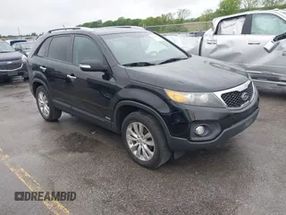2011 Kia Sorento EX z VIN 5XYKUDA26BG062374, wystawiony jako IAAI lot #42305811 z przebiegiem 181 623 mil mil oraz . Historia ofert i sprzedaży dostępna na DreamBid. Obrazek 1.