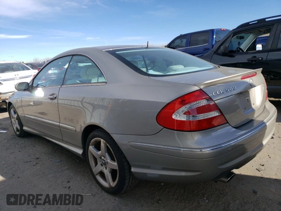 2005 Mercedes-Benz CLK 500 z VIN WDBTJ75J05F159477, wystawiony jako Copart lot #85168664 z przebiegiem 122 295 mil mil oraz Szkody całkowita. Historia ofert i sprzedaży dostępna na DreamBid. Obrazek 2.