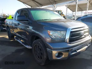2011 Toyota Tundra z VIN 5TFRM5F15BX028699, wystawiony jako IAAI lot #41921139 z przebiegiem 147 811 mil mil oraz . Historia ofert i sprzedaży dostępna na DreamBid. Obrazek 1.