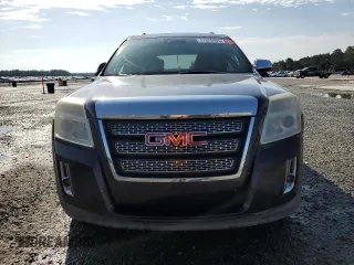 2015 GMC Terrain SLT z VIN 2GKALSEK1F6239353, wystawiony jako Copart lot #57828965 z przebiegiem 184 141 mil mil oraz Czysty tytuł • Clean title. Historia ofert i sprzedaży dostępna na DreamBid. Obrazek 5.