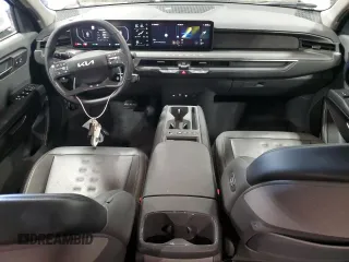 2024 Kia EV9 Wind z VIN KNDAFFS58R6018738, wystawiony jako Copart lot #47033525 z przebiegiem 18 434 mil mil oraz Szkoda całkowita • Salvage title. Historia ofert i sprzedaży dostępna na DreamBid. Obrazek 8.