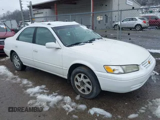 1999 Toyota Camry LE z VIN 4T1BF28K0XU081749, wystawiony jako IAAI lot #41561804 z przebiegiem 210 680 mil mil oraz . Historia ofert i sprzedaży dostępna na DreamBid. Obrazek 1.