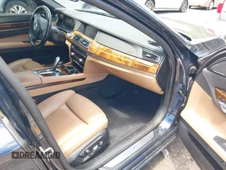 2015 BMW 7 Series 740i z VIN WBAYA6C59FD826726, wystawiony jako IAAI lot #42254240 z przebiegiem 110 006 mil mil oraz . Historia ofert i sprzedaży dostępna na DreamBid. Obrazek 5.