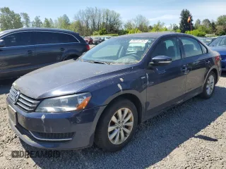 2014 Volkswagen Passat Wolfsburg Edition z VIN 1VWAT7A33EC083021, wystawiony jako Copart lot #56015745 z przebiegiem Nie podano mil oraz Czysty tytuł • Clean title. Historia ofert i sprzedaży dostępna na DreamBid. Obrazek 1.