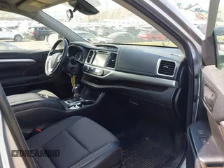 2018 Toyota Highlander LE с VIN 5TDBZRFH2JS499320, выставлен на аукционе IAAI как лот 42099889 с пробегом 642 396 миль миль и . История ставок и продаж доступна на DreamBid. Изображение 5.