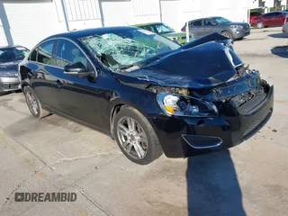 2013 Volvo S60 T5 Premier z VIN YV1612FS1D1220852, wystawiony jako IAAI lot #41407536 z przebiegiem 193 466 mil mil oraz . Historia ofert i sprzedaży dostępna na DreamBid. Obrazek 1.