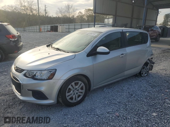 2020 Chevrolet Sonic LT z VIN 1G1JG6SB8L4124217, wystawiony jako Copart lot #50584715 z przebiegiem 83 124 mil mil oraz Szkody całkowita. Historia ofert i sprzedaży dostępna na DreamBid. Obrazek 1.