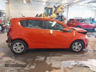 2012 Chevrolet Sonic LT z VIN 1G1JD6SB1C4230890, wystawiony jako IAAI lot #41265634 z przebiegiem 161 886 mil mil oraz . Historia ofert i sprzedaży dostępna na DreamBid. Obrazek 13.
