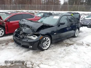 2011 BMW 3 Series 328i xDrive z VIN WBAPK5G50BNN30740, wystawiony jako IAAI lot #41680514 z przebiegiem 117 566 mil mil oraz . Historia ofert i sprzedaży dostępna na DreamBid. Obrazek 2.
