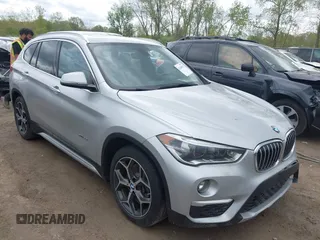 2017 BMW X1 xDrive28i z VIN WBXHT3Z38H4A58246, wystawiony jako IAAI lot #42160921 z przebiegiem 106 795 mil mil oraz . Historia ofert i sprzedaży dostępna na DreamBid. Obrazek 1.