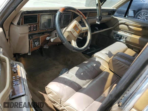 1989 Lincoln Town Car z VIN 1LNBM81F8KY816906, wystawiony jako Copart lot #51316715 z przebiegiem 361 830 mil mil oraz Szkoda całkowita • Salvage title. Historia ofert i sprzedaży dostępna na DreamBid. Obrazek 8.
