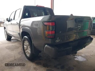 2023 Nissan Frontier SV z VIN 1N6ED1EK8PN610121, wystawiony jako IAAI lot #42363879 z przebiegiem 25 505 mil mil oraz . Historia ofert i sprzedaży dostępna na DreamBid. Obrazek 3.