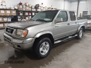 2000 Nissan Frontier XE z VIN 1N6ED27T8YC314914, wystawiony jako IAAI lot #42396047 z przebiegiem 182 486 mil mil oraz . Historia ofert i sprzedaży dostępna na DreamBid. Obrazek 2.