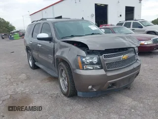 2014 Chevrolet Tahoe LS z VIN 1GNSCAE01ER248914, wystawiony jako IAAI lot #42536400 z przebiegiem 105 452 mil mil oraz . Historia ofert i sprzedaży dostępna na DreamBid. Obrazek 1.