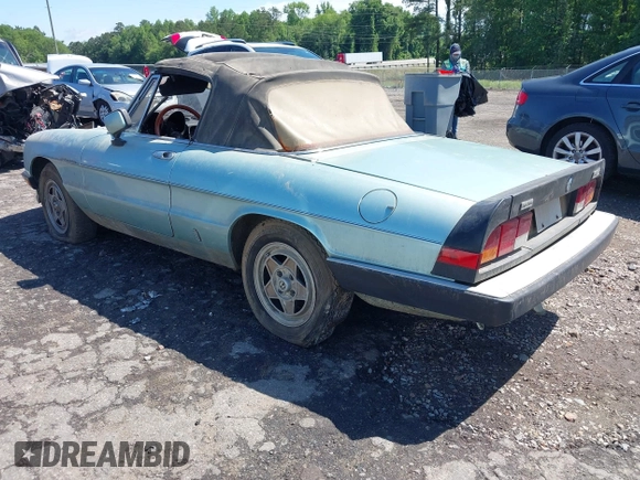 1983 Alfa Romeo Spider Veloce z VIN ZARBA5411D1016042, wystawiony jako IAAI lot #42214912 z przebiegiem 51 581 mil mil oraz . Historia ofert i sprzedaży dostępna na DreamBid. Obrazek 3.