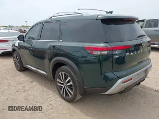 2023 Nissan Pathfinder Platinum z VIN 5N1DR3DH7PC275524, wystawiony jako IAAI lot #42061025 z przebiegiem 22 670 mil mil oraz . Historia ofert i sprzedaży dostępna na DreamBid. Obrazek 3.
