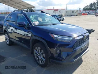 2022 Toyota RAV4 XLE Premium z VIN 2T3C1RFV2NW191537, wystawiony jako IAAI lot #42245715 z przebiegiem 72 307 mil mil oraz . Historia ofert i sprzedaży dostępna na DreamBid. Obrazek 1.