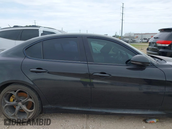 2017 Alfa Romeo Giulia Ti z VIN ZARFAECNXH7556854, wystawiony jako IAAI lot #41973525 z przebiegiem 129 413 mil mil oraz . Historia ofert i sprzedaży dostępna na DreamBid. Obrazek 13.