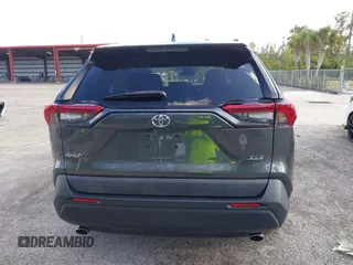 2021 Toyota RAV4 XLE with VIN 2T3W1RFV1MC105518, listed as a IAAI auction lot 41890204 with 46,487 mi miles. Bid and sale history available at carsss.com. Image 17.