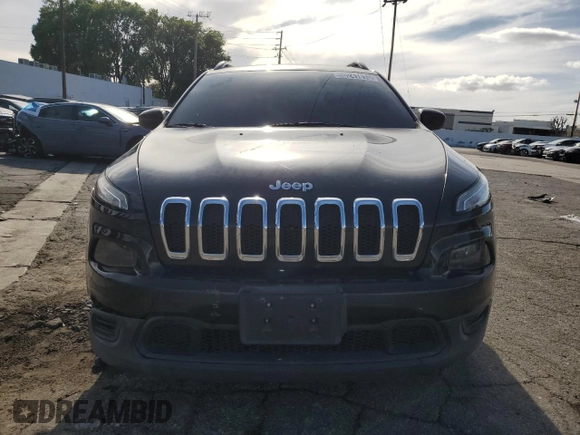 2015 Jeep Cherokee Sport z VIN 1C4PJLAB6FW580387, wystawiony jako Copart lot #50241815 z przebiegiem 99 999 mil mil oraz Czysty tytuł • Clean title. Historia ofert i sprzedaży dostępna na DreamBid. Obrazek 5.