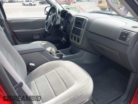 2005 Ford Explorer XLT z VIN 1FMZU63K45UB41645, wystawiony jako IAAI lot #42147603 z przebiegiem 127 896 mil mil oraz . Historia ofert i sprzedaży dostępna na DreamBid. Obrazek 5.